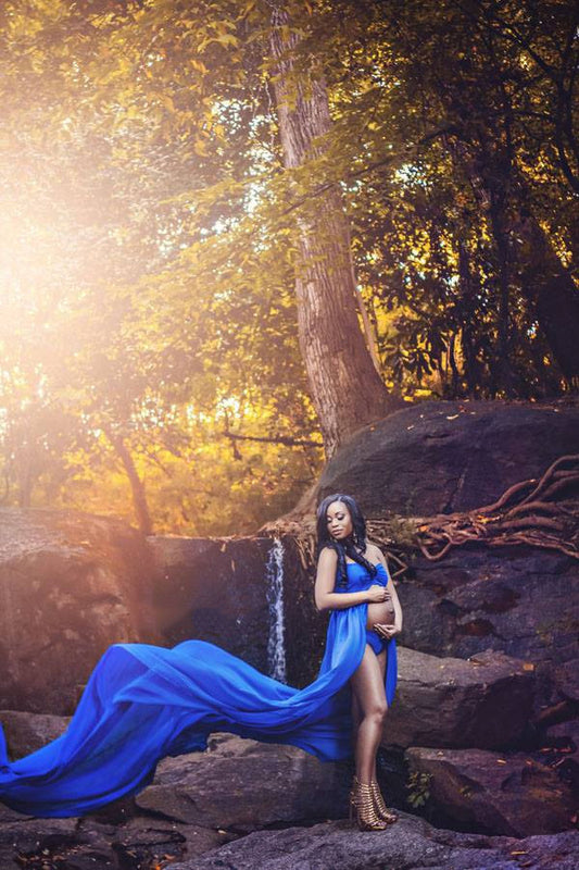 Pregnant Women  Mopping Long Skirt Dresses Before Taking Pictures