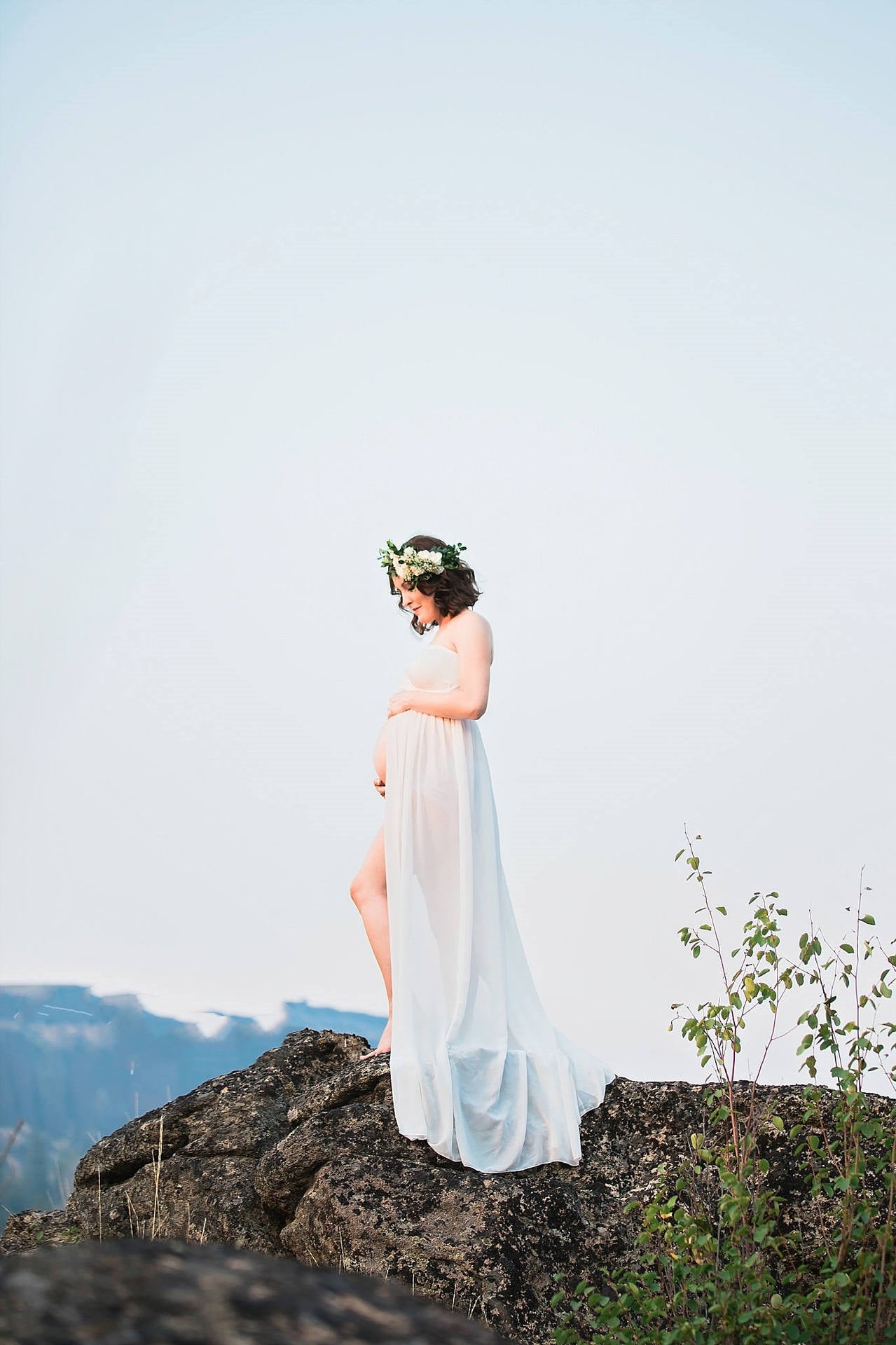 Pregnant Women  Mopping Long Skirt Dresses Before Taking Pictures